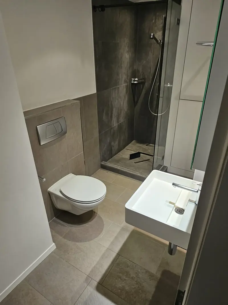 Salle de bain propre après nettoyage