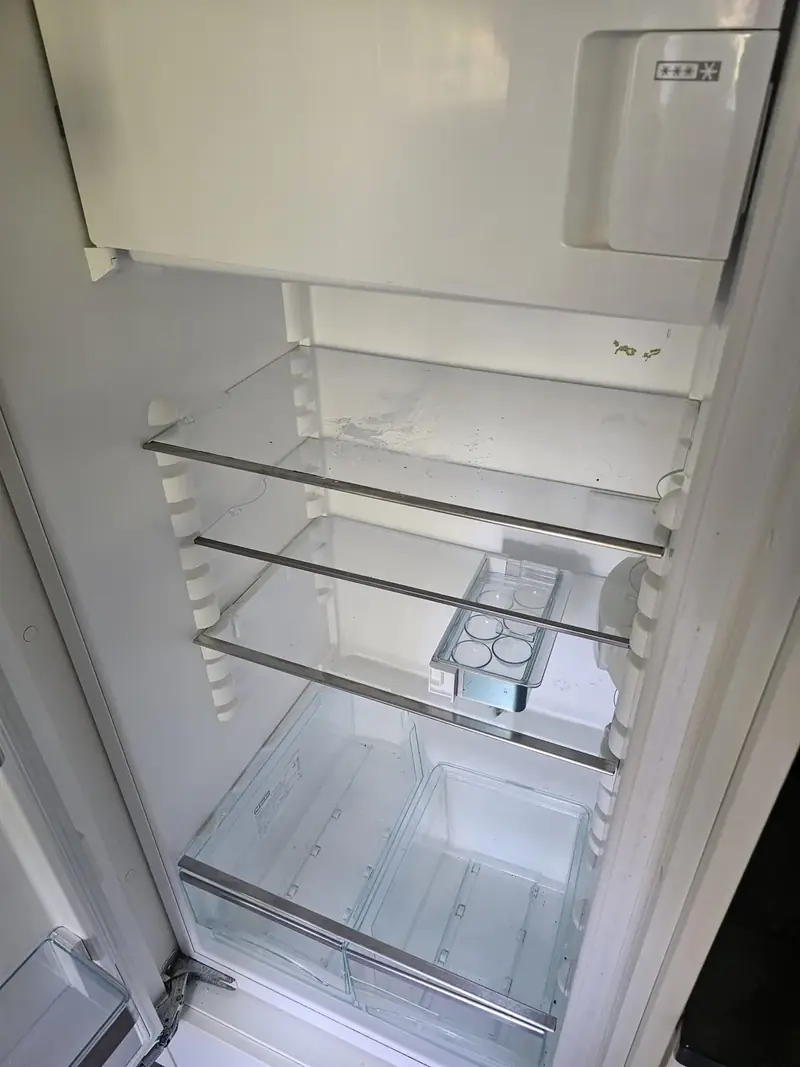 Réfrigérateur ouvert avant nettoyage