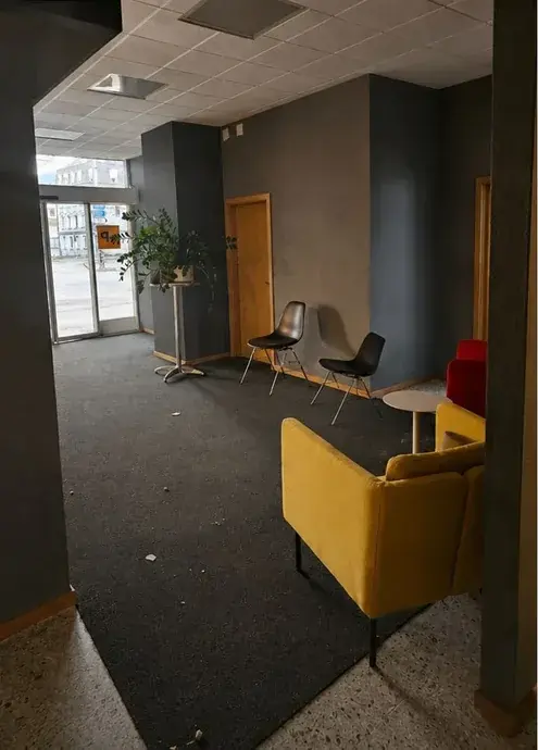 Espace d’accueil avant nettoyage