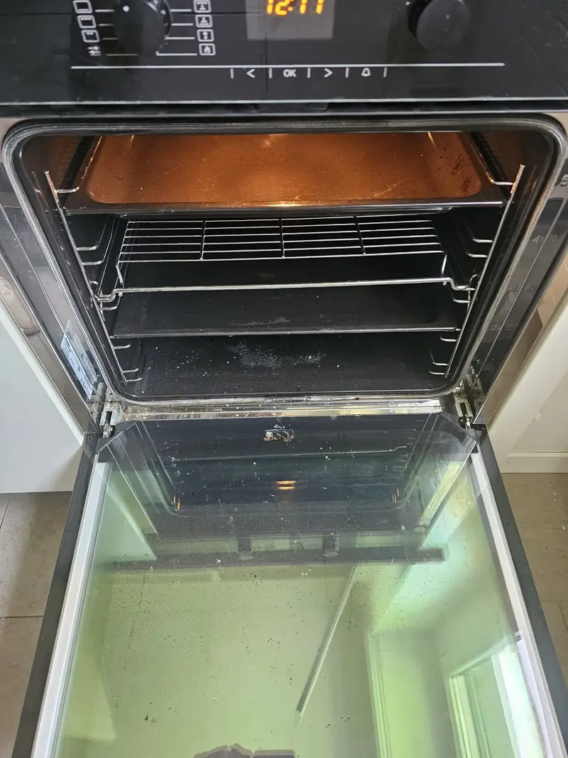 Four ouvert avec traces de cuisson avant nettoyage