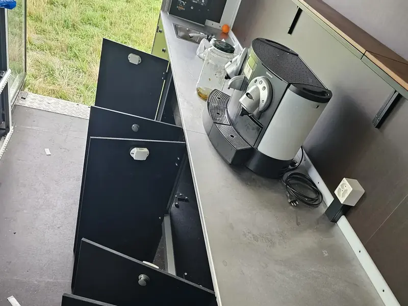 Plan de travail du food truck avant nettoyage