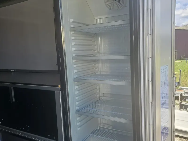 Frigo vitré de food truck propre après nettoyage