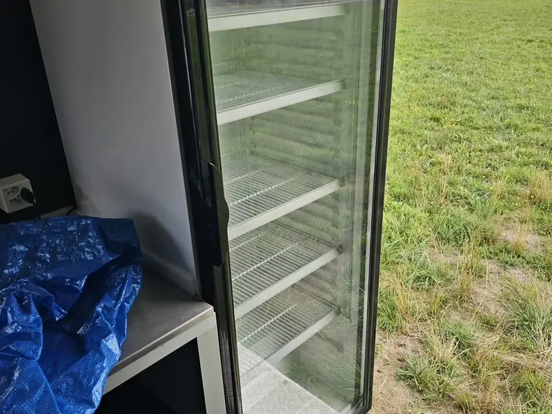 Frigo vitré de food truck avant nettoyage