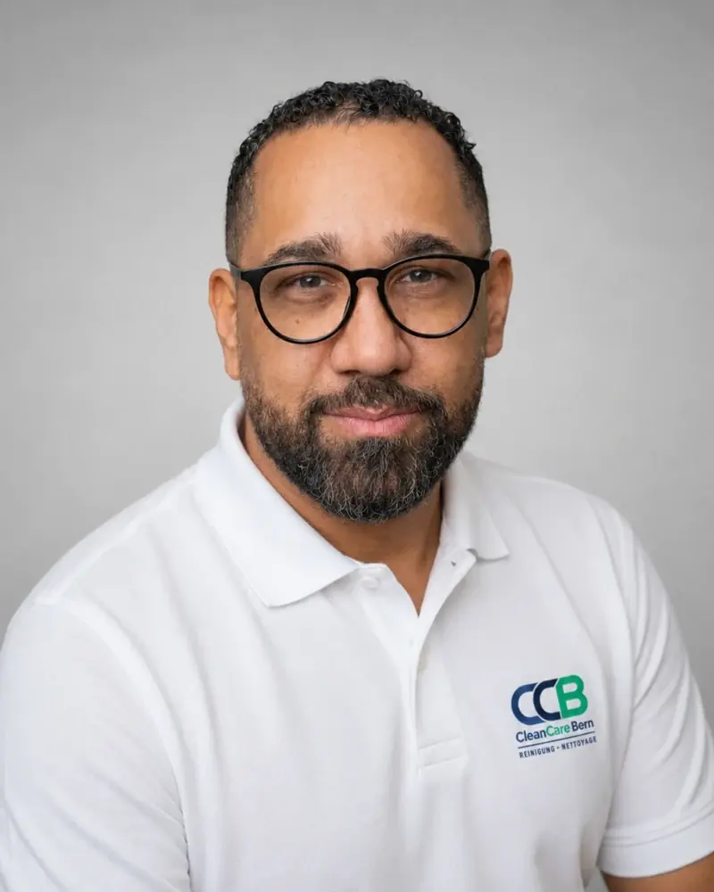 Portrait de Jeorge Encarnacion en polo blanc CCB